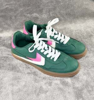 Dolce Vita Women’s Emerald Green and Pink Retro Lace-Up Sneakers, 9 Wide